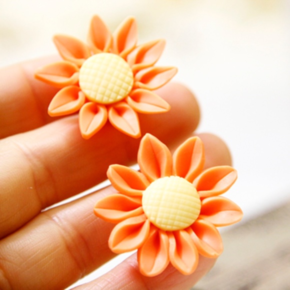 Sunflower Stud Earrings, Polymer Clay, Handmade 🌸 - Picture 2 of 5